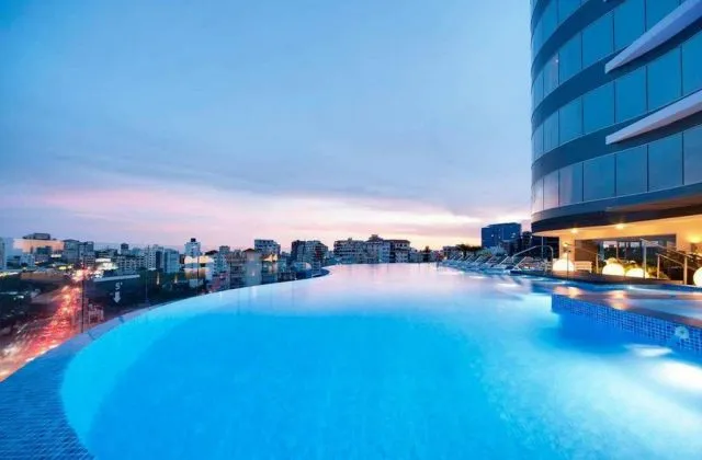 Hotel Embassy Suites By Hilton piscine vue Santo Domingo